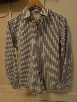 Blåvit randig skjorta från Massimo Dutti  - Snygg blåvit randig skjorta från Massimo Dutti! 