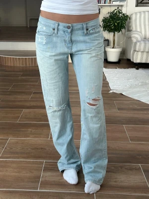 Abercrombie & fitch lågmidjade jeans  - Storlek 4S ~ S. Rakt över midjemått: 38cm. Innebenslängd: 76cm. Jeansen har fläckar (se bilder), även bakre ficka ihålig. Frakt inom 24h. Se liknande plagg i min profil!