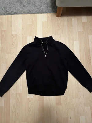  Superdry halfzip - En svart half zip från Superdry, köpt från Jeansbolaget ungefär 2 år sedan. Säljer då jag inte har någon användning för den längre. Hör av er om ni vill ha fler bilder eller vid frågor! Priset är inte hugget i sten, så bara skicka ett förslag så tar vi det där ifrån✅ Storleken är L men passar mer som en M.