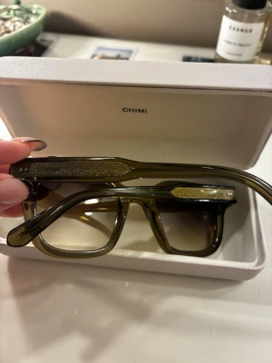 Chimi 04 solglasögon  - Säljer mina chimi 04 solglasögon som inte kommer till användning. Super fina gröna med glitter och har inga tecken på användning. Orhinalpris: 1400kr. Obs: dessa är äkta och i den ”gamla” modellen med mer glitter.  De är tintade med ett behagligt grönt ljus i solen. 