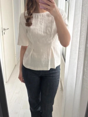 Vit topp - Supersnygg topp från HM Går in i midjan, smickrande passform  Liknar linnematerial Använd fåtal gånger  Inga anmärkningar