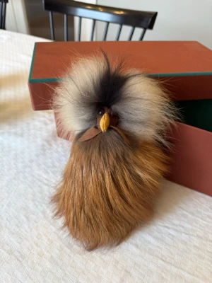 Loro Piana ”My Axel Charm” Bag charm / nyckelring - Säljer en ovanlig bag charm från Loro Piana, modellen “My Axel”. Gjord i äkta rävpäls med detaljer i mocka. Otroligt mjuk och udda! Nypris ca €950 / 10 000kr  En lite schysstare labubu med andra ord :)