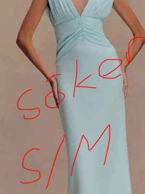 Meshki klänning balklänning - Söker denna klänning från Meshki i antingen storlek s eller m. Hör gröna av dig om du är intresserad av att sälja den :)