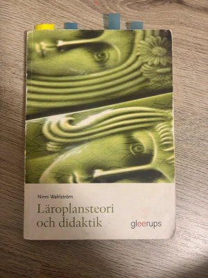 Läroplansteori och didaktik - Lärobok i kurslitteratur, 'Läroplansteori och didaktik' av Ninni Wahlström. Första upplagan från 2015, utgiven av Gleerups. Perfekt för dig som pluggar till lärare.