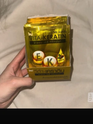 Vita-Keratin hårbehandling - Guldiga portionsförpackningar av Vita-Keratin hårbehandling med vitamin E och K samt arganolja. Perfekt för dig som vill boosta håret med näring och glans. Smidiga engångsförpackningar som är lätta att använda och ta med.