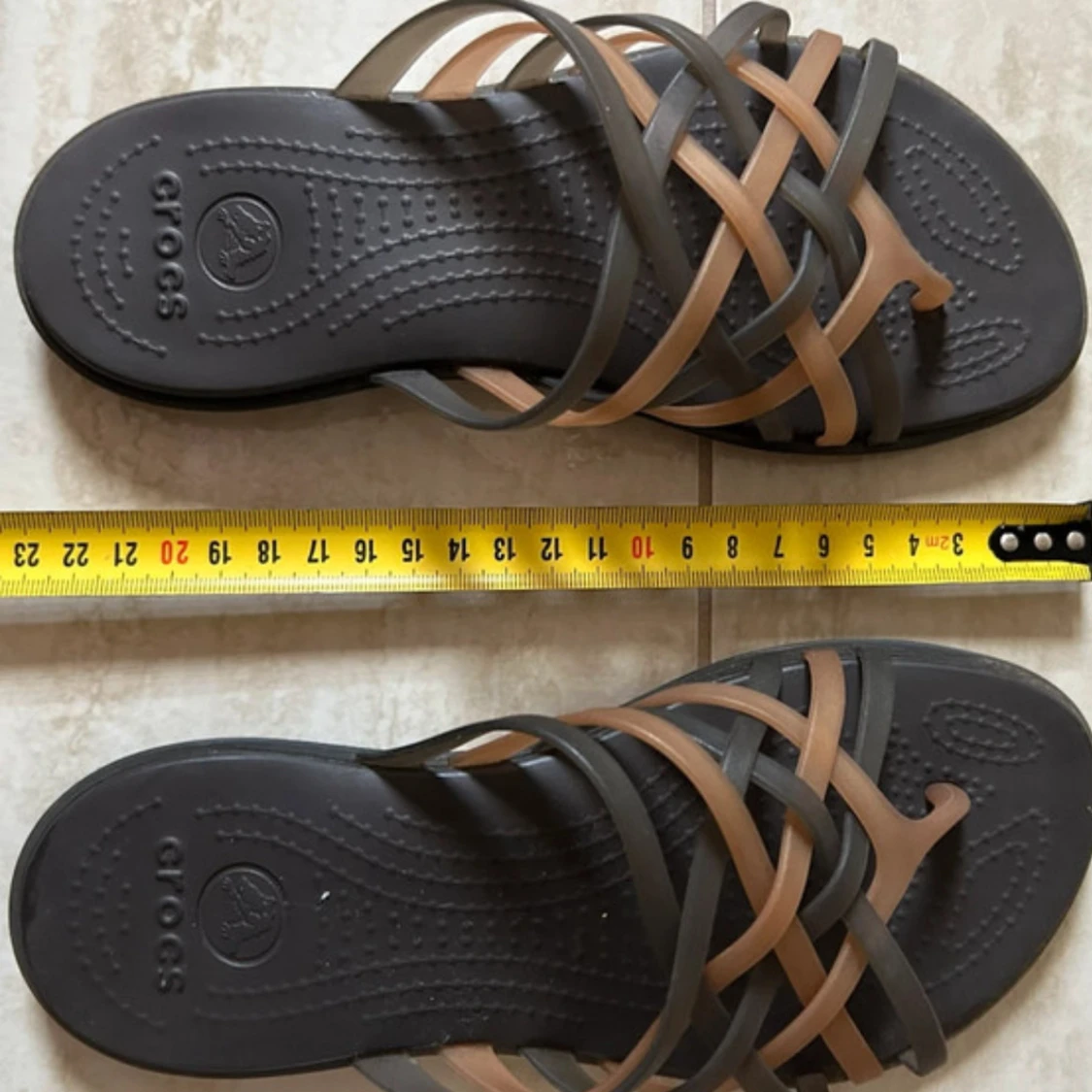 Bruna och grå Crocs sandaler - 1