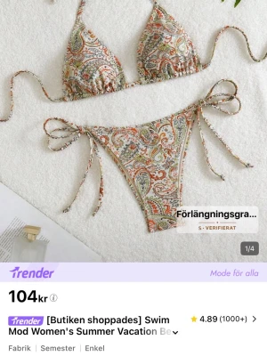 Paisleymönstrad bikini med knytband - Säljer en snygg bikini med paisleymönster i färgerna beige, röd, grön och orange. Överdelen har trekantskupor och knyt i nacken och ryggen, medan underdelen har knyt i sidorna. Perfekt för sommaren och strandhäng!
