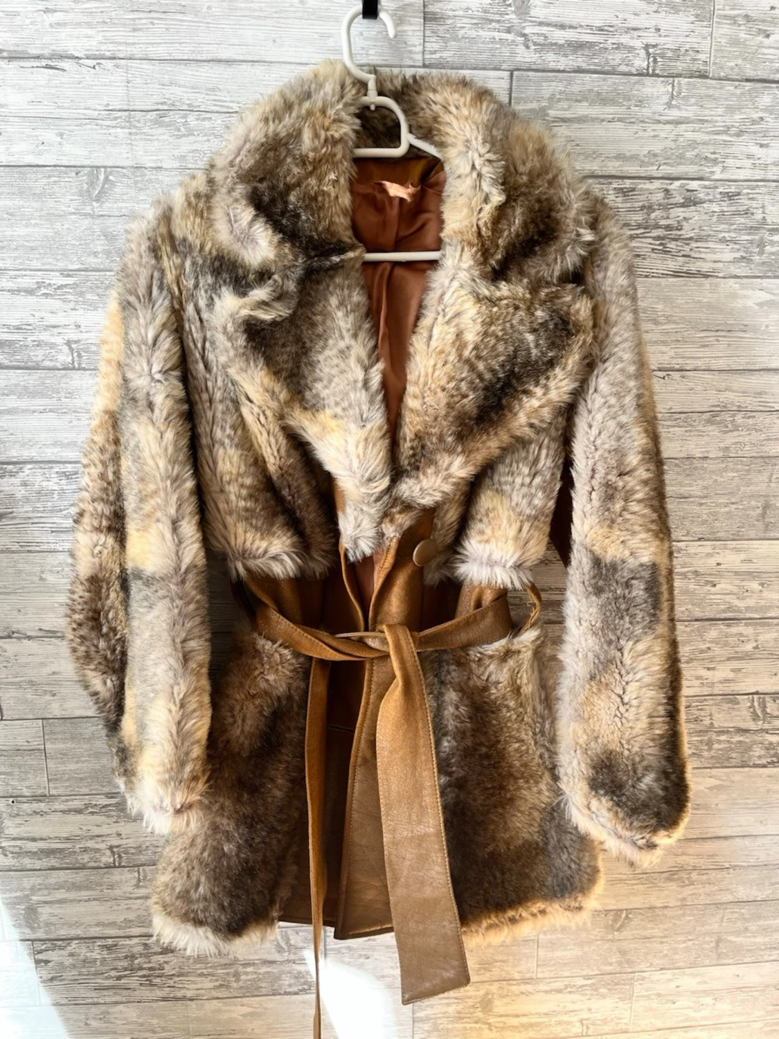 Brun och beige pälsjacka med bälte - 2