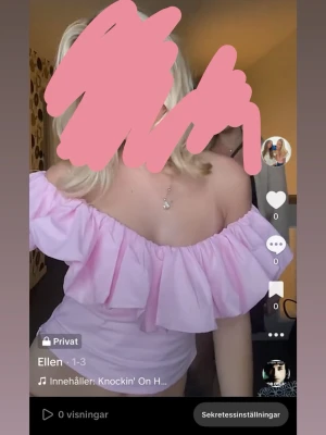 Ljusrosa offshoulder volangtop - Söt ljusrosa topp med offshoulder-design och bred volang runt hela överdelen. Perfekt för dig som gillar en feminin och trendig stil. Toppen är axelbandslös och har en croppad passform.