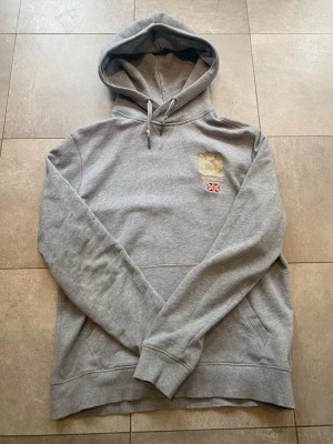 Morris hoodie  - Snygg grå hoodie från Morris med märket på bröstet. Storlek S, använd men fortfarande i bra skick. Skön och lätt att matcha. Hör av vid frågor 