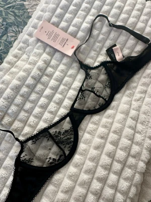 Oanvänd svart spetsbh   - En helt ny svart spetsbh från Nelly. Säljer den då den inte passade mig. Helt oanvänd, lappen sitter kvar. Storlek 70B. 