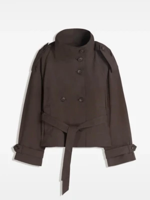 Kort brun trenchcoat med bälte - KAN GÅ NER I PRIS VID SNABB AFFÄR. Stilren brun trenchcoat med dubbelknäppning, hög krage och axelklaffar. Jackan har ett matchande midjebälte och dekorativa spännen vid ärmsluten. Perfekt för dig som gillar klassisk men modern look.