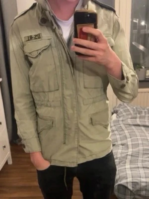 RL field jacket - RL field jacket i fint skick. Inga tecken på användning, passar S och M och dig som är mellan 180-187 skulle jag säga😁 Perfekt till våren. Pris kan diskuteras vid snabb affär😉