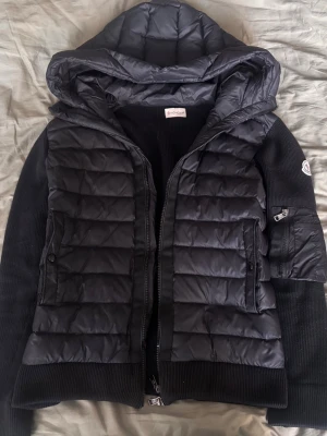 Moncler Cardigan - Moncler cardigan säljes.  Bra skick, inget speciellt att säga egentligen.Används inte längre då den inte passar mig. Storlek M (passar även S).  Billigt pris så först till kvarn. Skriv om du undrar något.