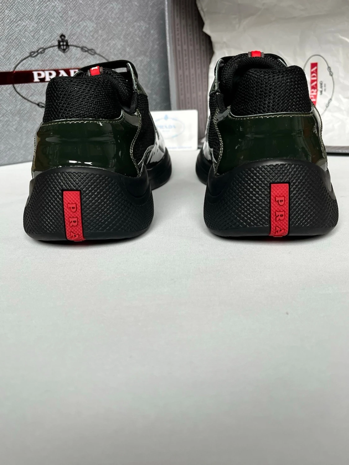 Mörkgröna sneakers från Prada - 4