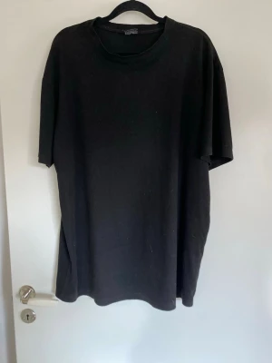 Ribbad t-shirt - Svart T-shirt i ribbad tätt tyg