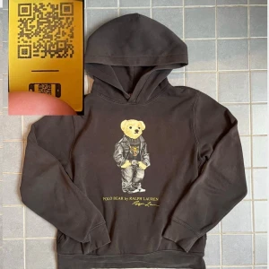 Ralph lauren polo bear hoodie - Äkta polo bear tröja med QR-kod. Trycket är något sprucket men det är allt som är fel. ‼️Storleken är tonårs-L vilket är samma som en vuxen XS/S‼️om den inte passar, resella bara ✅