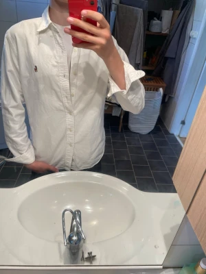Ralph Lauren skjorta - Vit skjorta från Ralph Lauren som passar riktigt bra nu till sommaren😁.           Strl: S         Pris:399
