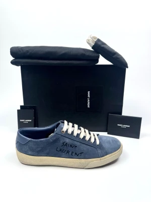 Saint Laurent sl/06 - Saint Laurent sl/06 sneakers. Storlek 37. Skick: 9/10. Nypris ca 8000kr. 100% autentiska. Box, Dustbags, kort, brev och extra snören ingår.