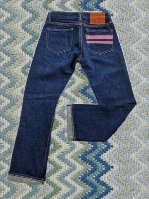Momotaro Jeans bootcut (Rare) - Ett par väldigt sällsynta selvedge Momotaro jeans i storlek W25. Nytt skick. Mått: Midja: 32cm Benlängd: 90cm Innerbenslängd: 66cm Benbredd vid slutet: 18cm