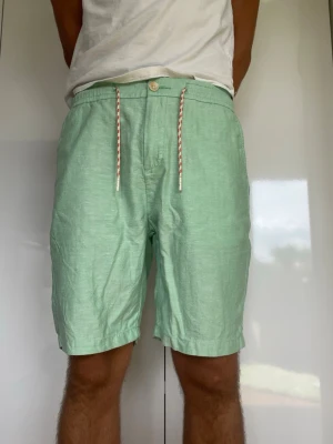 Linneshorts från Bondelid  - Mintgröna shorts i 67% bomull och 33% linne från Bondelid. Strl 31. Modellen är 178 cm och väger 77 kg. Hör gärna av dig vid frågor!
