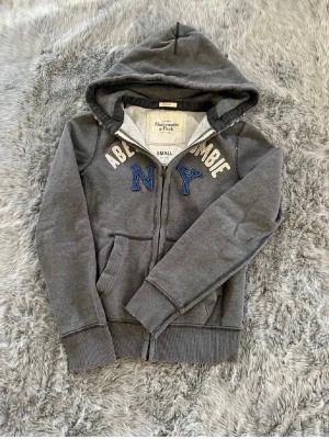 Grå hoodie Abercrombie & Fitch - Riktigt fräsch o snygg, priset kan diskuteras vid snabb affär.