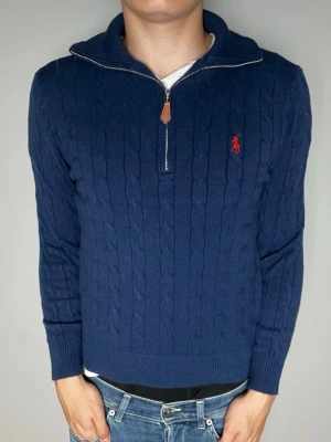 Marinblå kabelstickad tröja Polo Ralph Lauren - Kabelstickad marinblå tröja från Polo Ralph Lauren med halv dragkedja👕 skickar snabbt efter att du har beställt✅ frågor? Skicka ett meddelande.