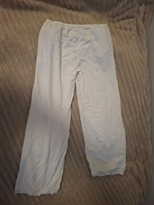 Vita linnebyxor - Vita linnebyxor i storlek XS frpn lager 157, använda ett fåtal gånger, innerbenslängden är cirka 65cm.