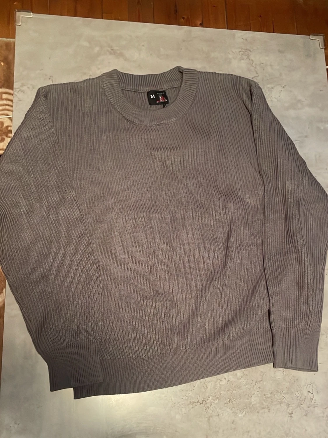 Grå stickad tröja med broderi
