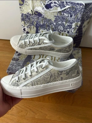 Dam skor Walk n Dior - Säljer ett par superfina damskor ifrån Dior🙂| Skorna är i princip nya, låda och påse ingår🙌| skorna är i storlek 38| bara att skriva vid frågor🙌💕