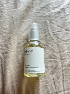 Mixsoon bean essence, skincare k beauty - Jättebra produkt för huden men måste sälja då jag använder andra produkter nu som inte får blandas. Se bild två för att se hur mycket som är kvar. Nypris 379 kr