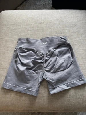 Grå impact-shorts från DFYNE - Grå impact-shorts från DFYNE, storlek M🤩 Jag har använt några gånger men dom borde vara i hyfsat bra skick ändå