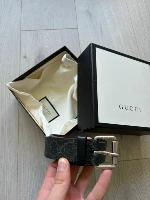 Snake belt - Svart Gucci bälte med klassiska orm printen. En liten flaw som ej syns vid användning och förmodligen går att snygga till. Kommer med box, dustbag och kvitto.