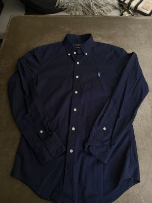Ralph Lauren Skjorta S | Slim fit | Mörkblå/Blå - Super fräsch Ralph Lauren skjorta i storlek S☀️ Slim fit✅ Inga defekter - självklart 100% autentisk och äkta!⭐️ Fraktas alltid inom 24h📦