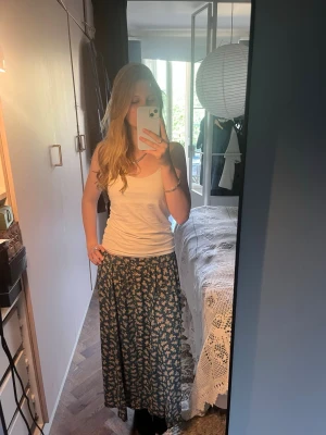 Grön mönstrad kjol - Jättefin grön mönstrad kjol. Känner inte till märket sedan tidigare men det finns bild på märket senare i bilderna. Storleken är ”One size” men skulle säga att det kanske motsvarar en S till M men skulle möjligtvis även passa xs. 