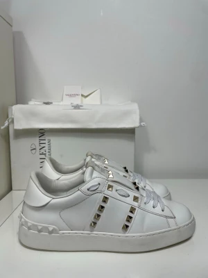 Valentino Rockstud Skor - Säljer nu dessa Valentino Rockstud Skor med ett nypris på 7 700 kr!, skriv för fler bilder/frågor🙌🏼 