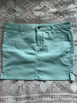 Mintgrön/ turkos kjol från Vero Moda - Säljer en mintgrön/ turkos kjol från vero Moda. Säljer då den inte används🩵 lite liten i storlek