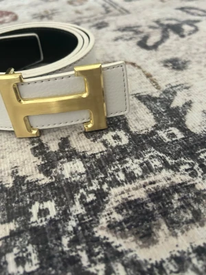 H&M bälte  - Fint H&M bälte 115cm lång. I bra skick.