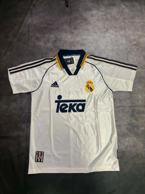 Real Madrid tröja  - Real Madrid  tröja ⚽ Storlek: L 🆕 Helt ny med tag kvar Packeteras ordentligt inför leverans 📦