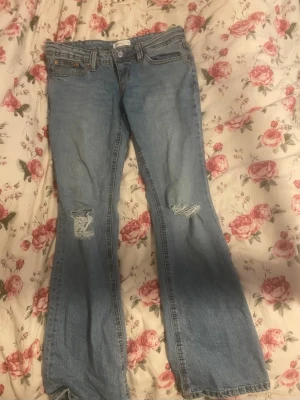 Lågmidjade jeans från Gina tricot  - Säljer ett par blåa bootcut jeans från Gina tricot! Endast använda en gång co hsläjer därför att de blivit för små💕 hör av er om ni har några frågor💕.