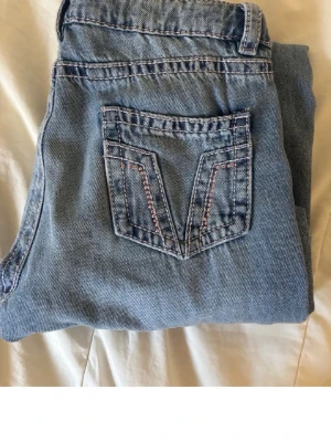 Ginatricot jeans  - lågmidjade jeans med rosa detaljer  