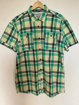  Rutig skjorta - Kortärmad skjorta från Jack & Jones i storlek L. Perfekt för dig som gillar färg och mönster på sommaren.