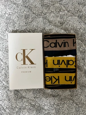 kalsonger 3-pack - kalsonger i premiumkvalitet. Paketet innehåller kalsonger i svart, beige och gul färg med bred resår och tydlig logga. Materialet är mjukt och stretchigt, perfekt för en bekväm känsla hela dagen. Kommer i originalförpackning.