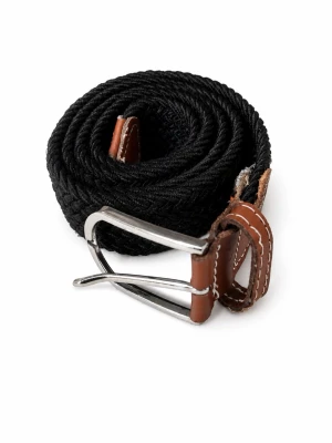 Svart flätat bälte med läderdetaljer - Snyggt svart flätat bälte med bruna läderdetaljer och silverfärgat spänne. Bältet har en klassisk design med kontrastsömmar på läderdelarna och passar perfekt till jeans eller chinos.