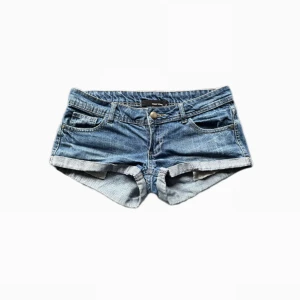Jeanshorts  - Så snygga lågmidjade jeansshorts. Midjemått rakt över: 40cm, storlek 36💞