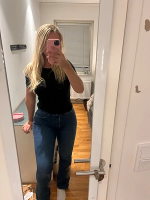 FITJEANS mid waist flare, mörkblå  - Mörkblåa jeans från FITJEANS. Använd fåtal gånger. Bra kvalité på dem, supersköna & stretchiga! Modellen ska framhäva former. Storlek S + mid waist. Nypris 1299kr 