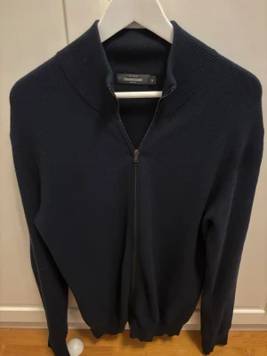 Mörkblå ziptröja från Dressmann - En sjukt nice fullzip ifrån dressman i storlek M,pris är förhandlingsbart så det är bara att buda på
