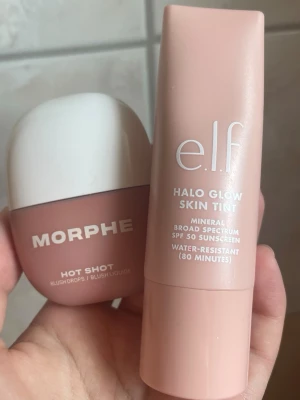  elf skin tint & morphe hot shot blush  - Säljer ett set med elf och morphe!   1. halo glow skin tint i färgen 4 light neutral, superfin lätt glowy skin tint med spf 50 perfekt för varma sommardagar och naturliga looks  2. morphe hot shot i färgen natural heat väldigt fin glowy bronzig blush perfekt för sommaren  Skriv för mer frågor 💕        