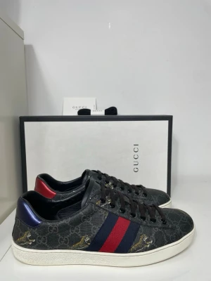 Gucci Ace Skor  - Säljer nu dessa Gucci Ace Skor i uk 8 som motsvarar 42, skriv för fler bilder/frågor🙌🏼