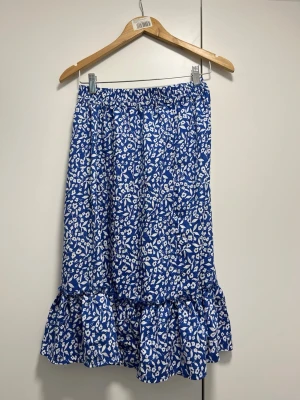 Blå blommig kjol med volang - Blommig och luftig kjol från Vera Moda